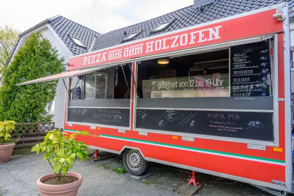 Holzofenpizza aus dem Pizzawagen am Tauwerk Hotel