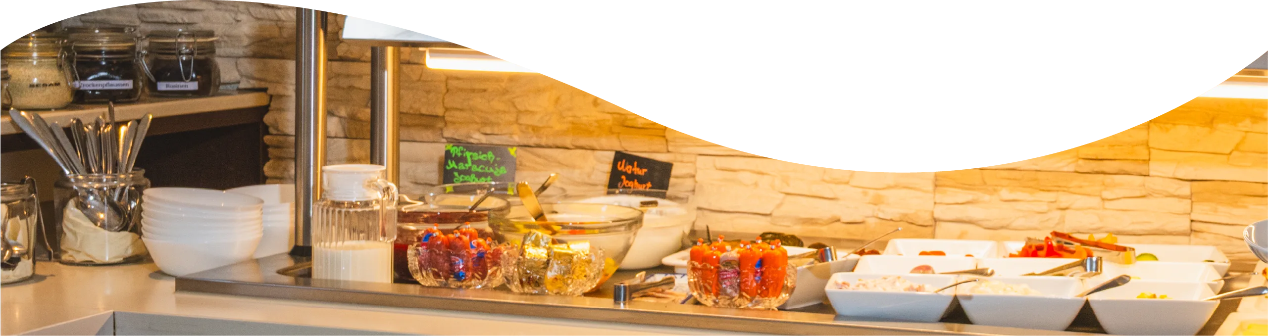 Frühstücksbuffet mit regionalen Produkten im Tauwerk Hote