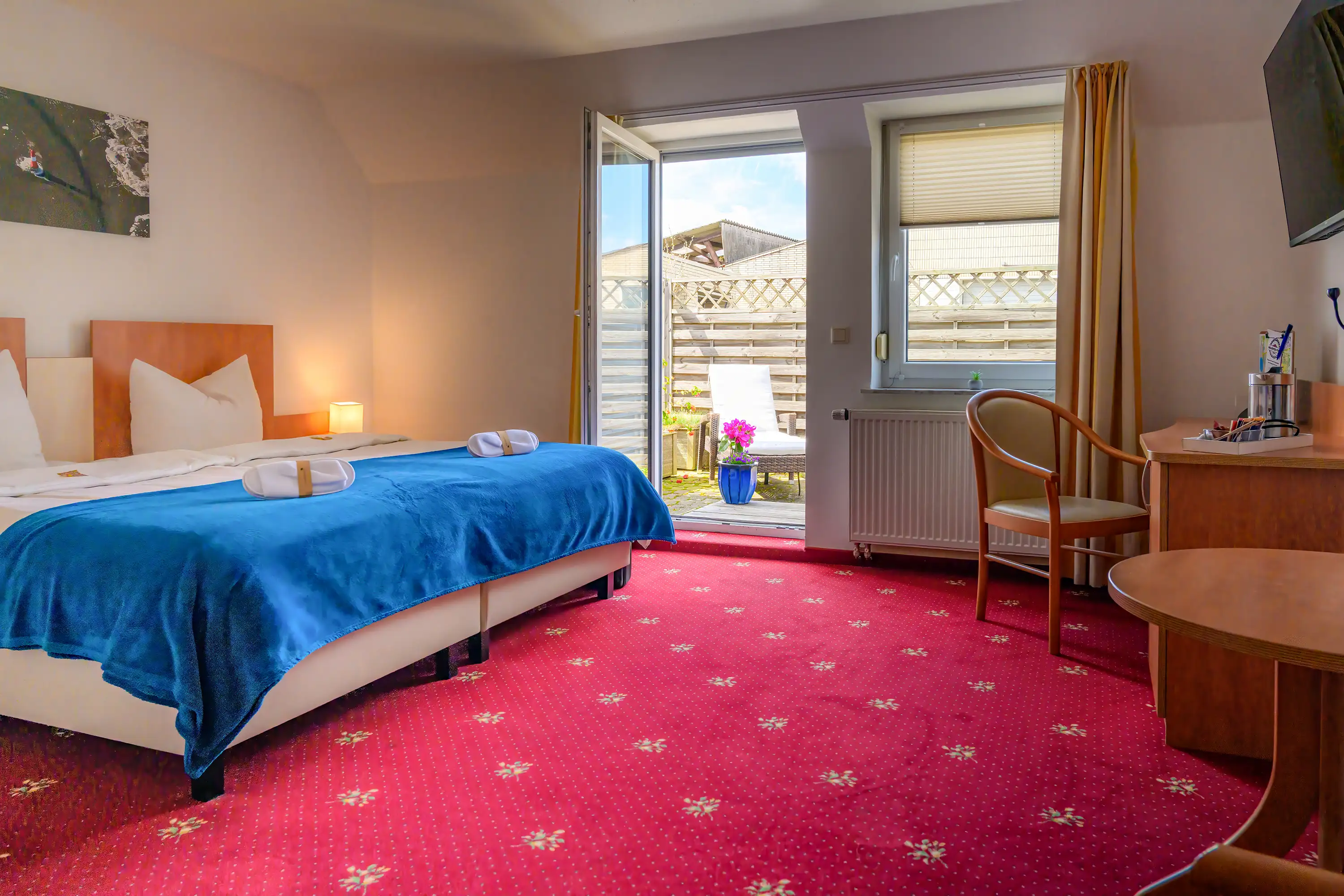 Terrassenzimmer mit Außenbereich im Tauwerk Hotel Wilhelmshaven