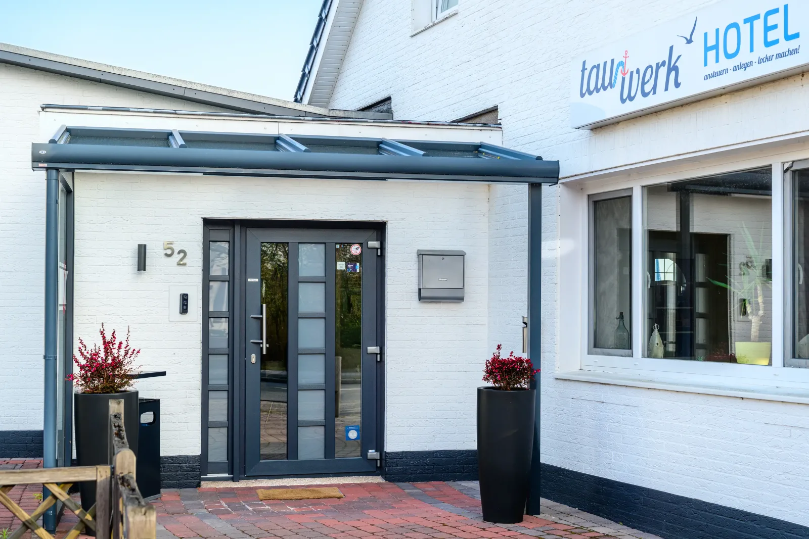 Eingang des Tauwerk Hotels in Wilhelmshaven